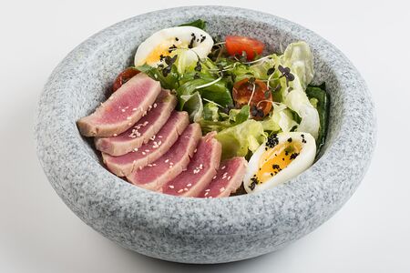 С тунцом, миксом салатов и яйцом