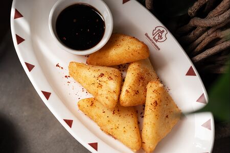 Жареный сулугуни с соусом наршараб