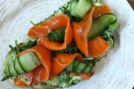 Брускетта с лососем 