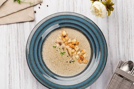 Грибной крем-суп с гренками