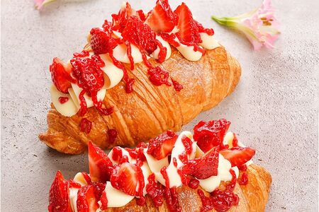 Круассан с ягодами