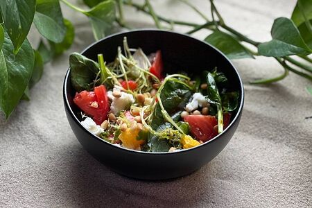 Салат с томатами кимчи, клубникой, моцареллой, шпинатом, апельсином