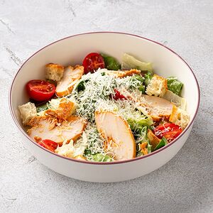 Салат Цезарь с куриной грудкой