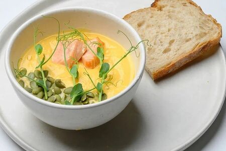 Тыквенный крем суп на кокосовом молоке с лососем