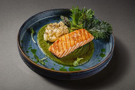 Лосось на гриле с цветной капустой в ореховом соусе