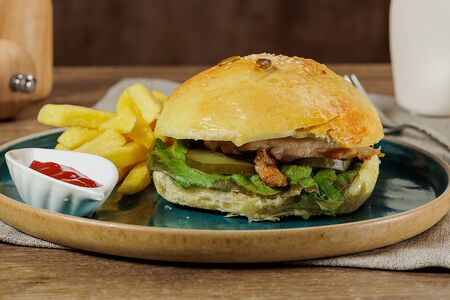 Бургер с куриным бедром, маринованными огурчиками и трюфельным соусом 