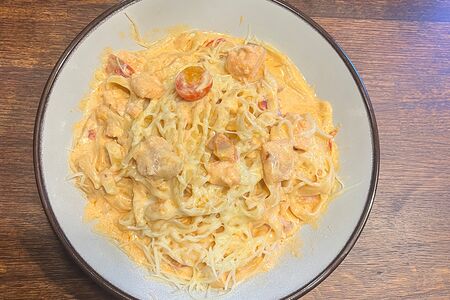 Паста с лососем в сливочно-томатном соусе