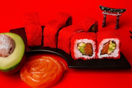 Ролл Калифорния авокадо и лосось