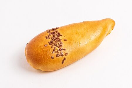 Пирожок с томленой говядиной и соусом демигляс