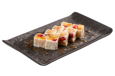 Сладкий ролл с манго, клубникой и ананасом (150 гр)