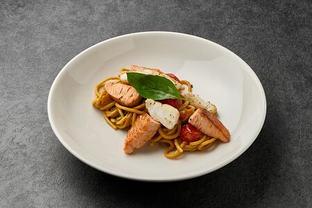 Спагетти с рагу из форели и трески 