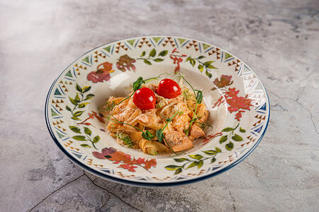 Феттучини с лососем и креветками