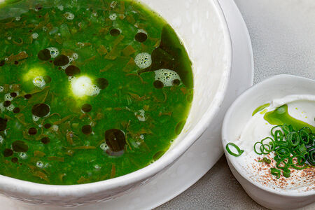 Зеленый суп из щавеля и крапивы