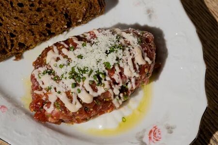 Тартар из говядины с сыром рикотта, трюфельным айоли и сыром пармезан