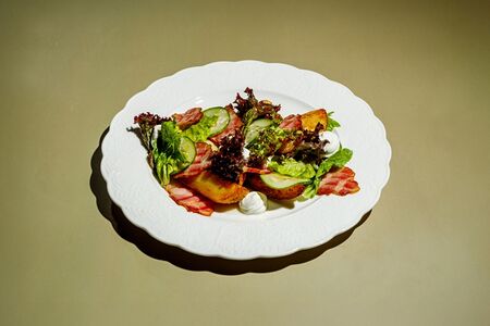 Тёплый салат с картофелем и беконом