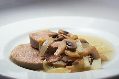  Говяжий язык в грибном соусе