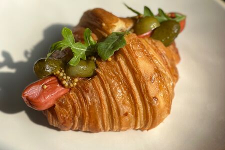 Круассан с сосиской и горчицей