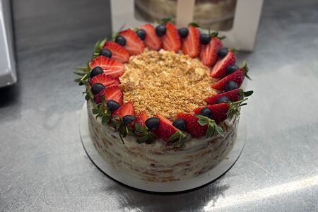 Наполеон с ягодным оформлением