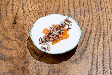 Мацони с абрикосами и пеканом 