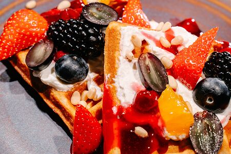 Венские вафли с сыром рикотта и сезонными ягодами 