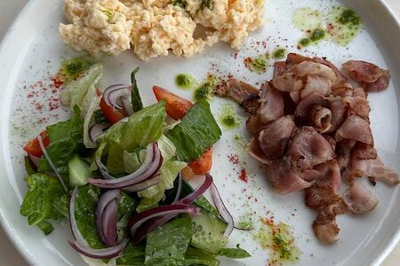 Скрембл с беконом и овощным салатом 