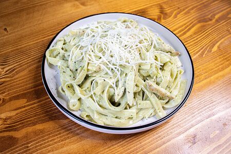 Паста с курицей в соусе песто