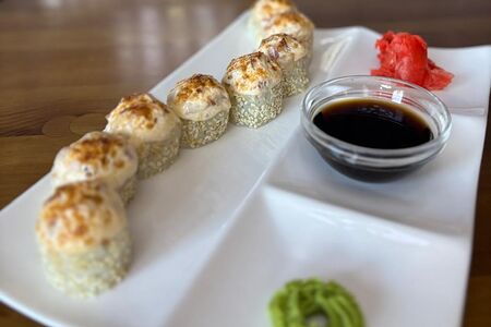 Запеченный ролл с беконом и курицей