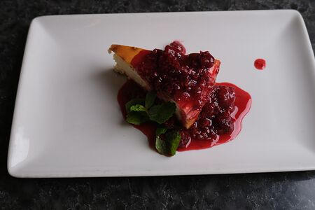 Чизкейк с соусом из малины