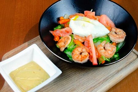 Салат с креветками и бататом