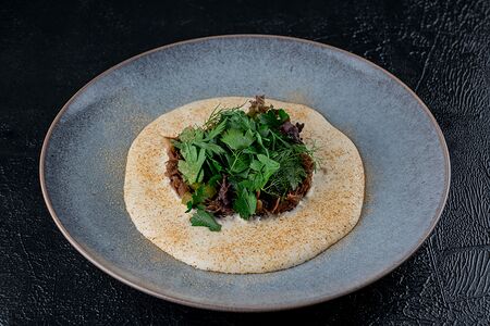 Козленок с еловыми яблоками, копченые вешенки, капучино из жареного лука