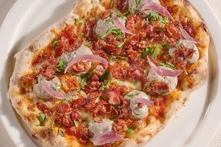 Римская пицца с беконом-фри и грибным муссом 