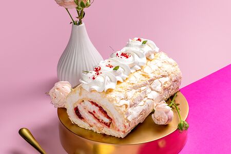 Меренговый рулет клубника со сливками