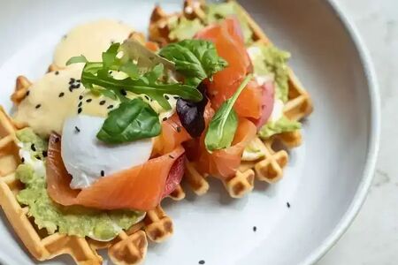 Бельгийская вафля с лососем, пашот и соусом голландез
