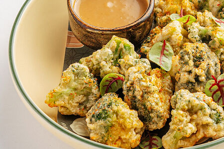 Брокколи темпура с ореховым соусом 