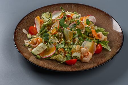 Зеленый салат с креветками и манго