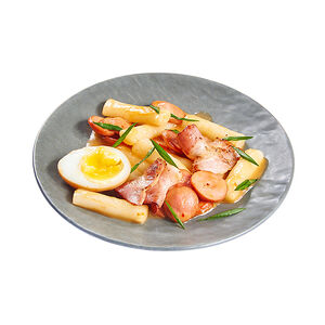 Токпокки с сосисками и беконом