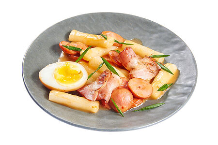 Токпокки с сосисками и беконом