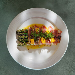 Салат с копченой уткой и вяленым виноградом