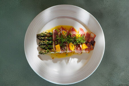 Спаржа на гриле с копченой уткой и апельсином