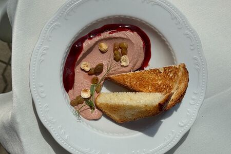 Паштет из печени цыпленка с вяленым виноградом и фундуком