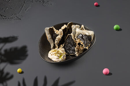 Чипсы нори со сливочным муссом из угря