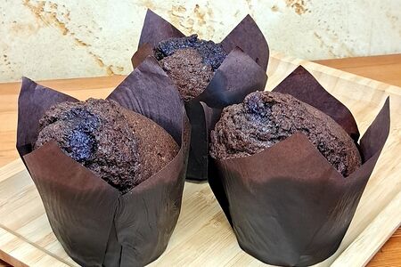 Маффин шоколадный с вишней