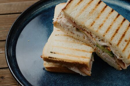 Сэндвич с курицей, беконом и вялеными томатами