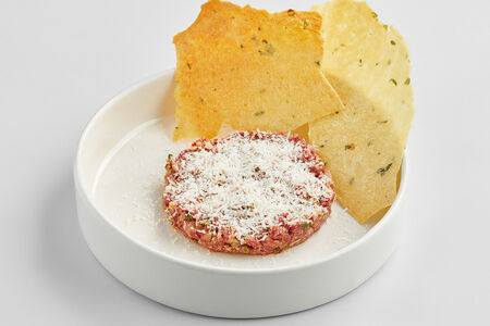 Тартар из говядины с овечьим сыром и хрустящей картофельное лепешкой