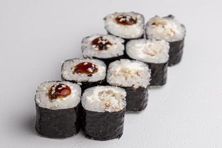 Ролл с угрем и филадельфией