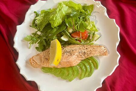 Стейк из лосося с авокадо