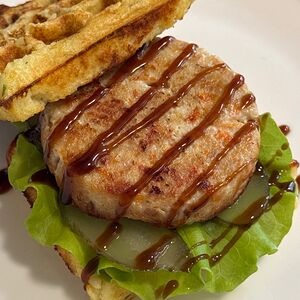 Картофельные вафли Терияки с куриной котлетой и маринованным огурчиком без глютена