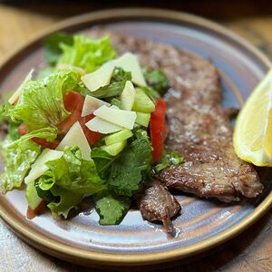 Антрекот из говядины с овощным салатом