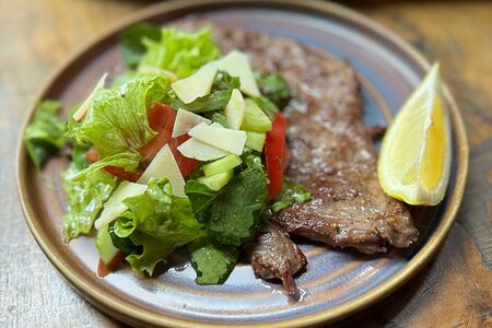 Антрекот из говядины с овощным салатом