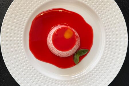 Соевый мусс с малиновым соусом